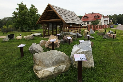 První zastávka - informační stanoviště u Horního rybníka v Nasavrkách s tématem hlubinných vyvřelin.